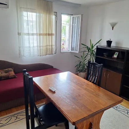 Cozy House With Spacious Yard Üsküp