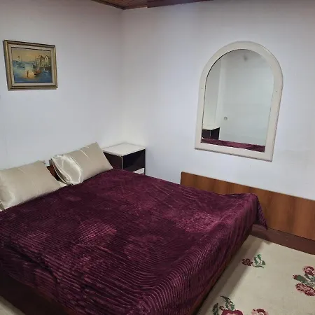 Cozy House With Spacious Yard *