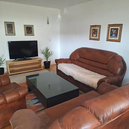 Cozy House With Spacious Yard Daire *