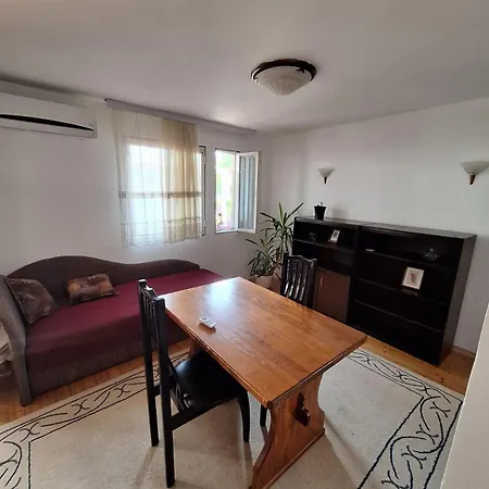 Cozy House With Spacious Yard *