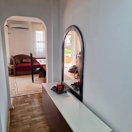 Cozy House With Spacious Yard *