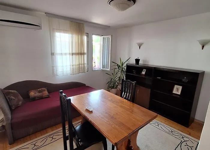 Cozy House With Spacious Yard *