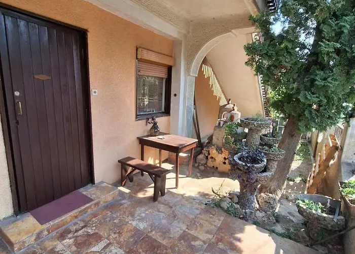 Cozy House With Spacious Yard Apartman