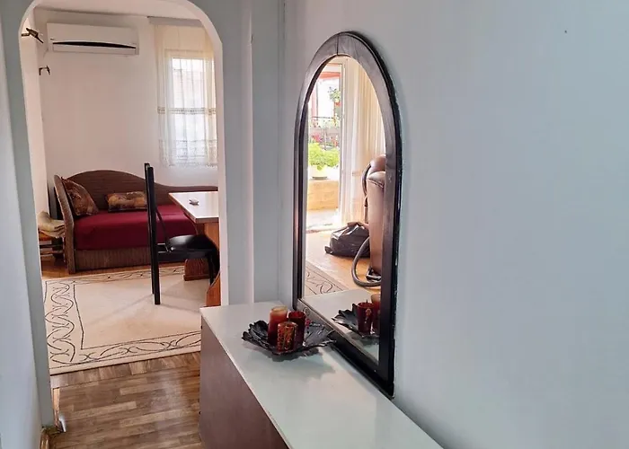 Cozy House With Spacious Yard *